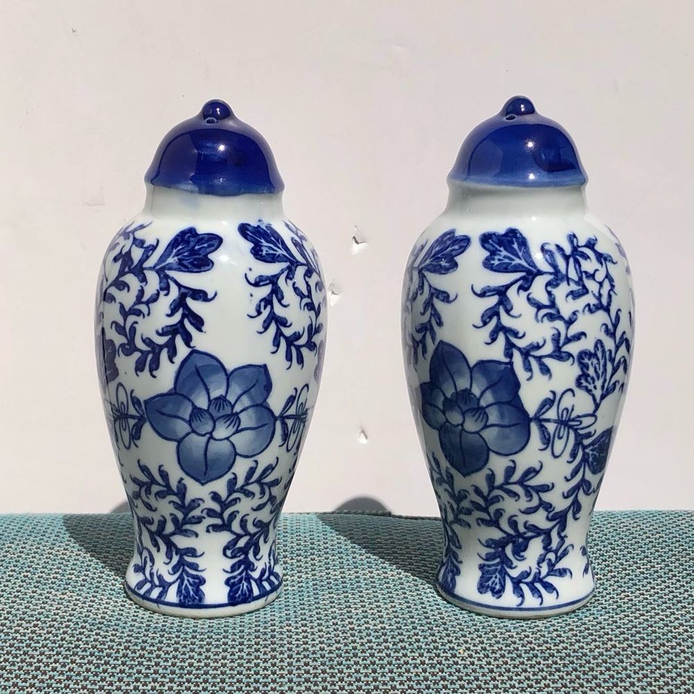 SALT & PEPPER SHAKERS BLUE/WHITE GLOSSY 7 INC cj4